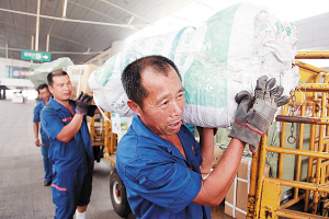 高溫下，追著火車(chē)跑的搬運(yùn)工 每天裝卸600行包，用汗水保運(yùn)輸暢通